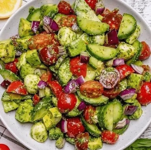 Frischer Avocado-Tomaten-Gurken-Feta-Salat für den Sommer
