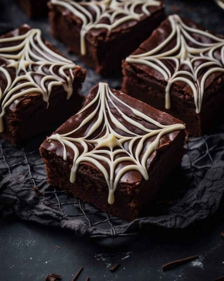 Halloween-Special: Rote Rüben-Brownie mit Chili (vegan) | Halloween birthday desserts, Halloween themed baking, Cute halloween baked goods