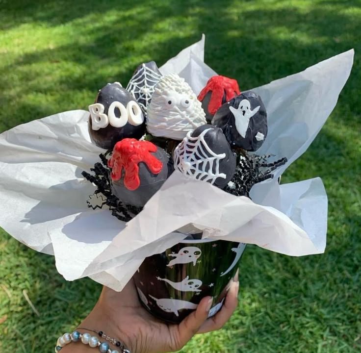 Spooky basket treats | Spooky strawberries for boyfriend, Halloween treats to sell, Gift basket ideas for boyfriend
