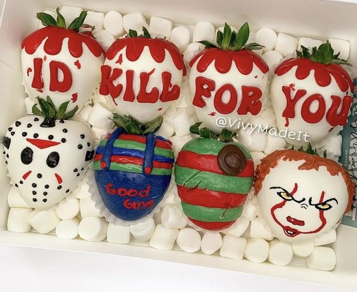 DIY Halloween Chocolate Covered Strawberries | Horror movie themed treats, Spooky strawberries for boyfriend, Halloween strawberry