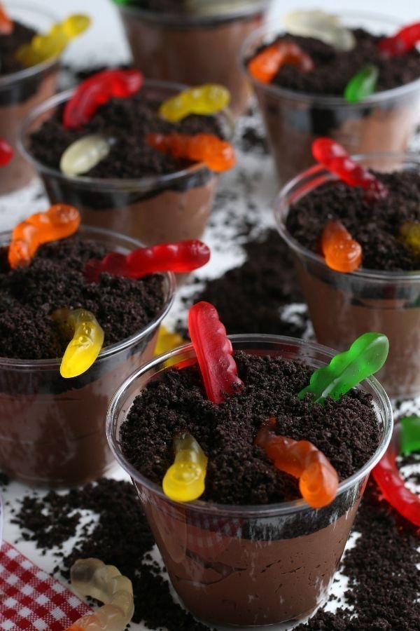 Halloween Dirt Pudding Cups with Gummy Worms | Childrens food ideas, Food for class party, Movie night dessert
