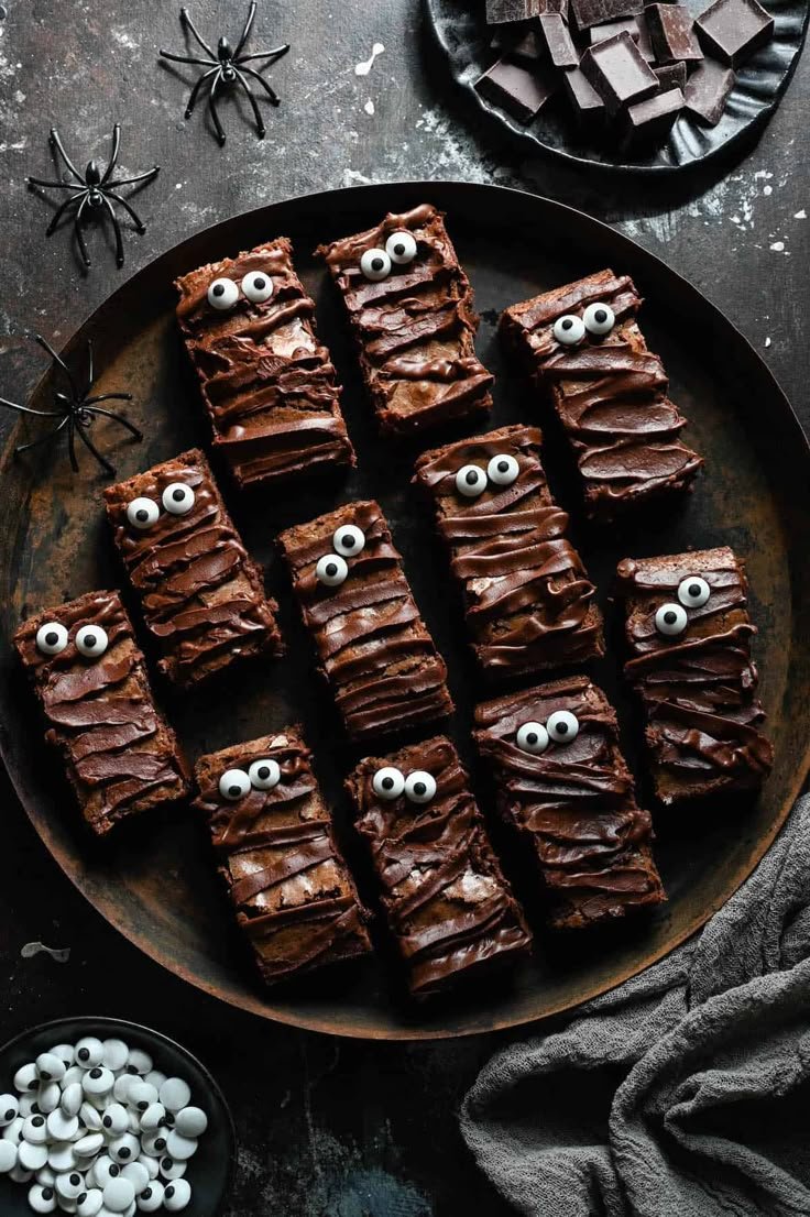 Halloween Mummy Brownies | Halloween dessert bar, Halloween bakery ideas, Halloween brownies ideas