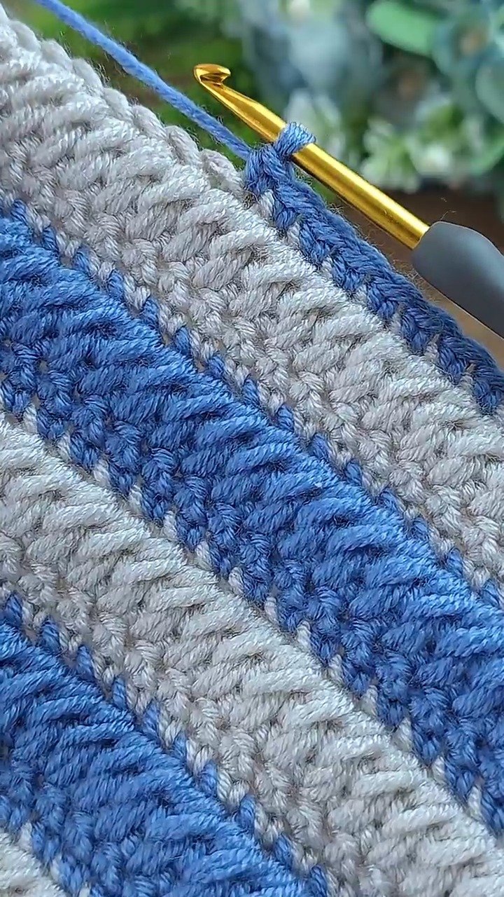 Der sauberste Weg, Farben zu wechseln! 💙 Sieh dir an, wie du diesen schönen zweifarbigen gestreiften Häkelstich Schritt für Schritt kreierst...