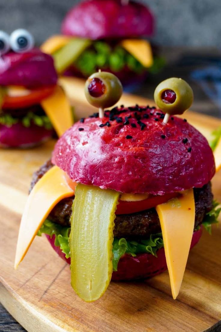 Monster Burger – Rezept mit roten Burgerbrötchen selber backen