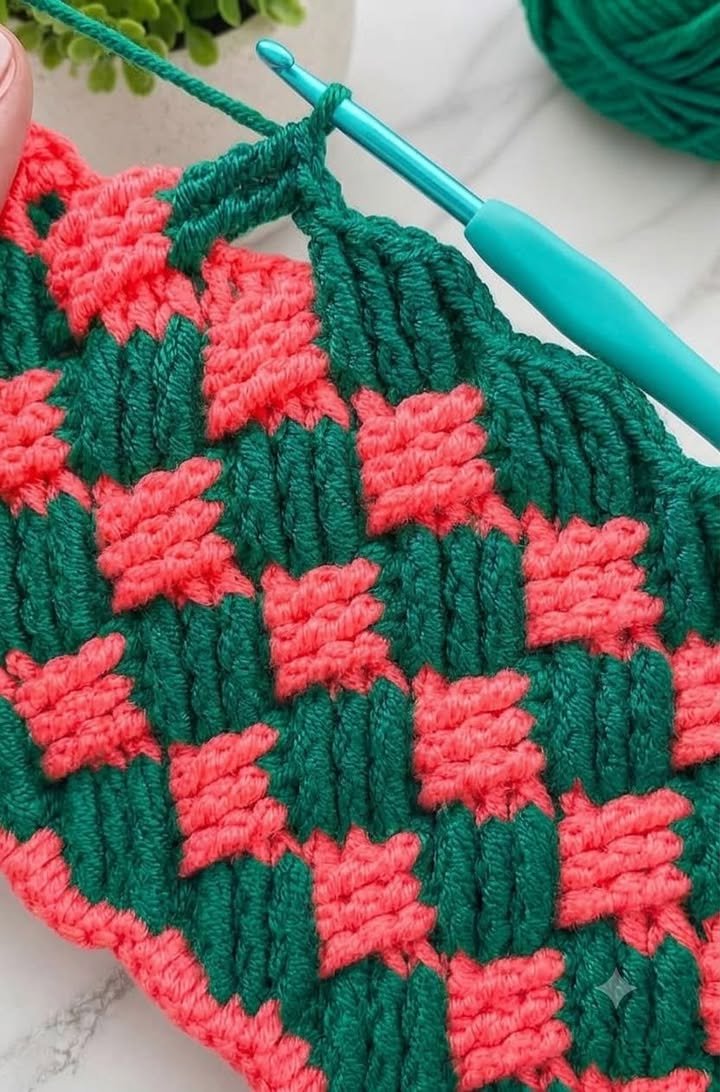 Sieht komplex aus, ist aber einfacher als Sie denken! 🧶 Meistern Sie heute den zweifarbigen Korbmuster-Stich!