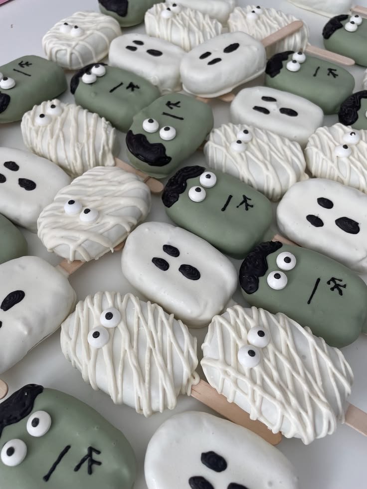 Halloween Treats/Cake pops/Chocolate covered oreos/Trick or treating/School party snacks/Halloween gifts/holiday/teen gift/office party