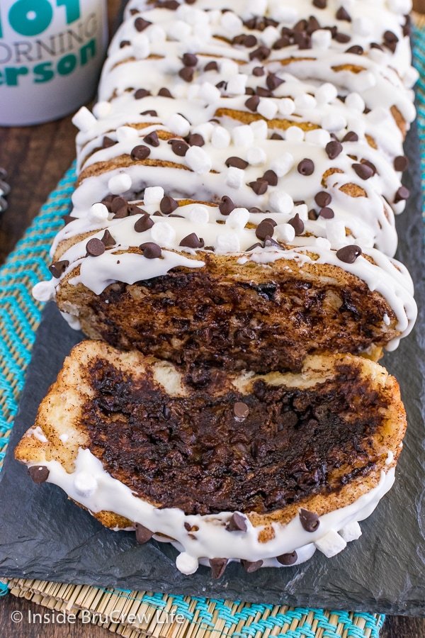 S'mores Pull Apart Bread! 🤎 The slices in this gooey loaf are filled with chocolate and topped with a marshmallow glaze!

💕 Comment SMORES below to have this recipe sent to you.