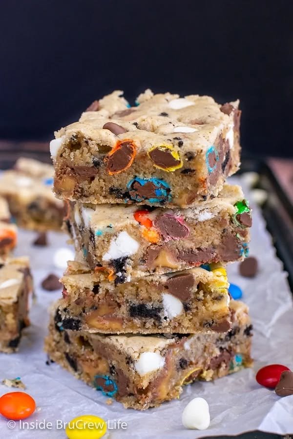 Loaded Blonde Brownies! 💙 Chewy, delicious, and loaded with so much fun! 

💕 Comment BROWNIES below to have this recipe sent to you.