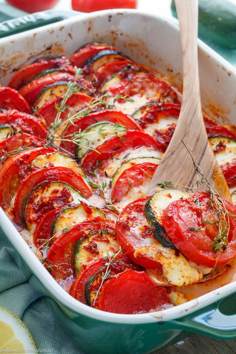 Tomaten-Zucchini-Gratin mit Mozzarella