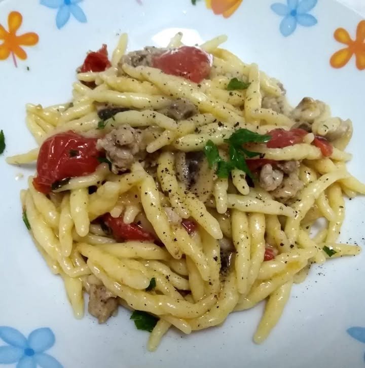 Pasta con salsiccia, funghi e pomodorini