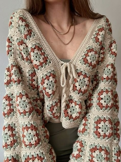 Jaket crochet | Motifs granny square, Carrés granny au crochet, Crochet cardigan