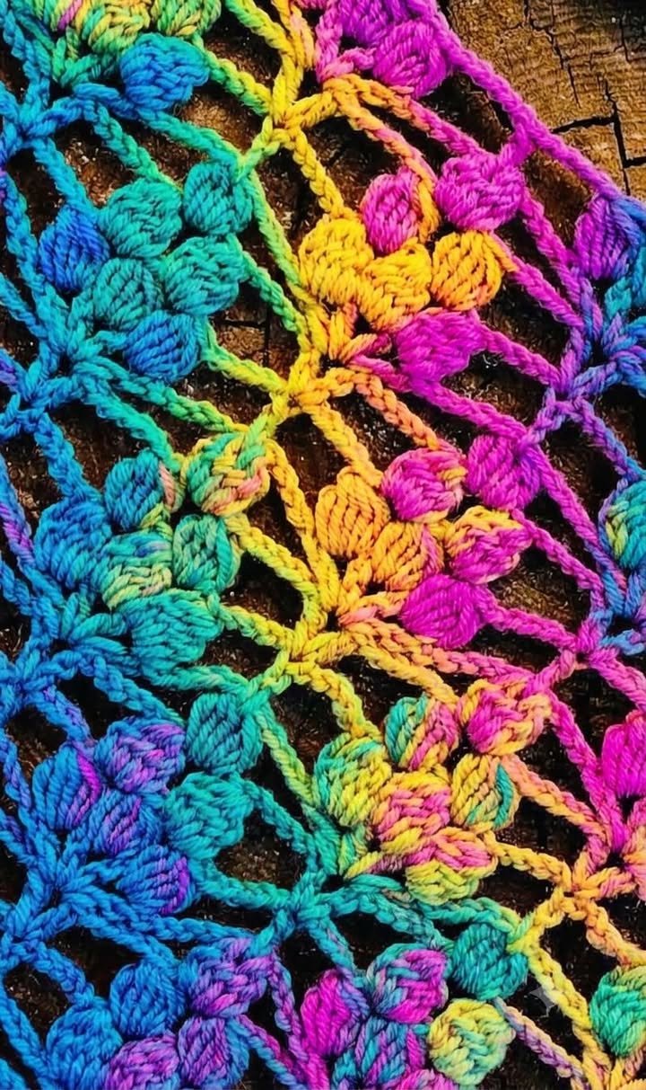 🌈✨ DIESER REGENBOGEN-GRADIENT IST ECHTE KUNST! Schau dir an, wie die squishy Puffstich-Blumen in Farben über das offene Gitter sprießen! 😍 Möchtest du das kostenlose Muster und die Anleitung?