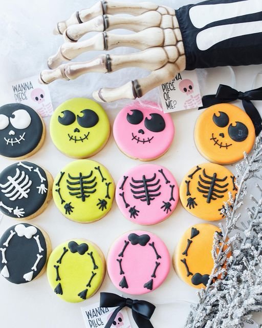 Halloween cookies 2025 | Halloween cookies decorated easy, Galletas halloween, Halloween sugar cookies decorated