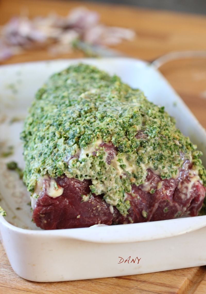 R&Ocirc;TI DE B&OElig;UF EN CR&Ocirc;UTE D&rsquo;HERBES