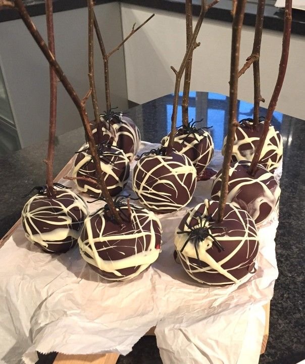 Halloween-Schoko-Äpfel am Stiel mit Spinnweben von sardegna92| Chefkoch