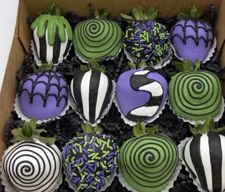 Halloween Chocolate Covered Strawberries | Halloween decorated desserts, Halloween strawberry ideas, Beetlejuice snack ideas