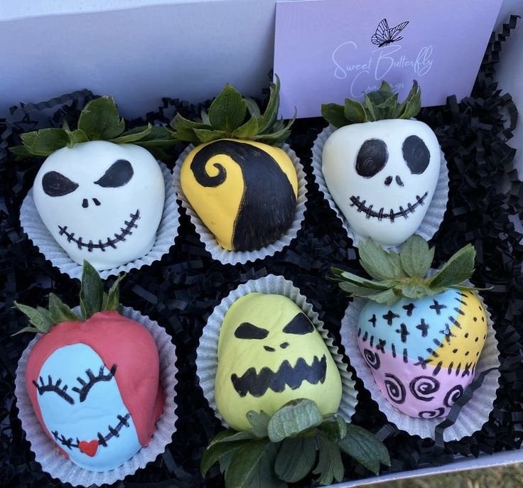 Jack and sally strawberries | Nightmare before christmas chocolate covered strawberries, Coraline chocolate covered strawberries, Halloween chocolate covered strawberries
