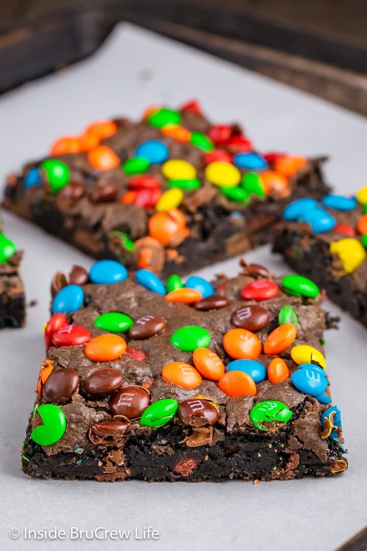 M&M Brownies! 🤎 Soft, fudgy brownies loaded with colorful candies!

💕 Comment BROWNIES below to have this recipe sent to you!