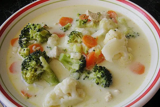 Süße Gemüsesuppe mit Putenschnitzel und Käse