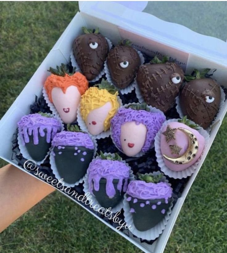 Delicious Chocolate Covered Fruit Ideas | Hocus pocus chocolate strawberries, Coraline chocolate covered strawberries, Treats ideas