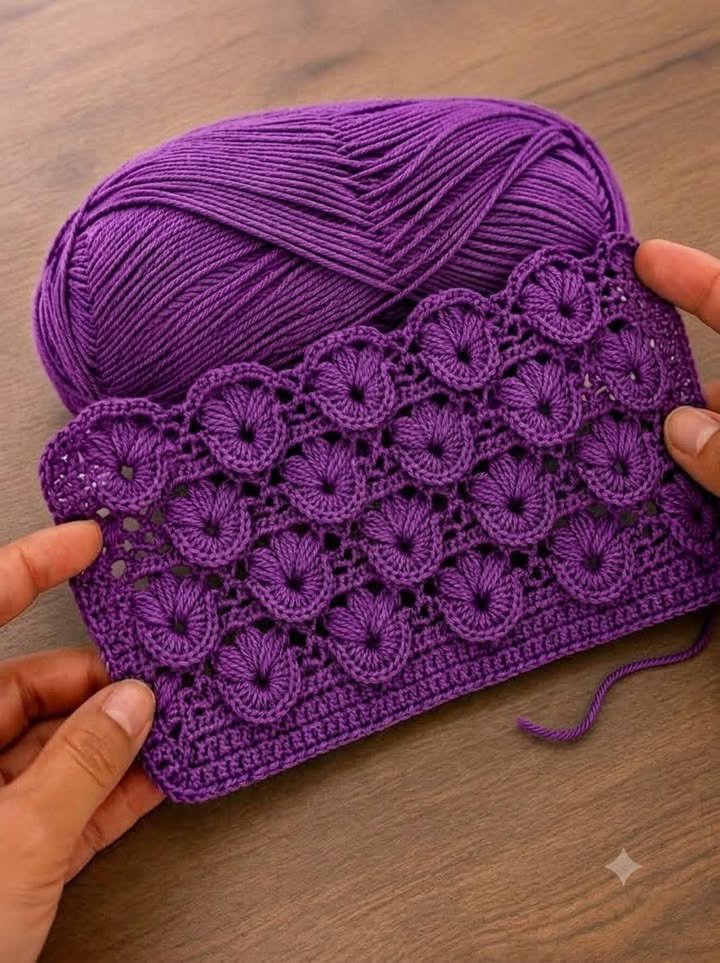 Alle Häkelverrückten aufgepasst! 💜 Der gewellte Pfauenstich ist einfach atemberaubend! Was würdest du mit diesem Muster kreieren: einen eleganten Schal, einen dekorativen Tischläufer oder einen Babydeckenrand?...
