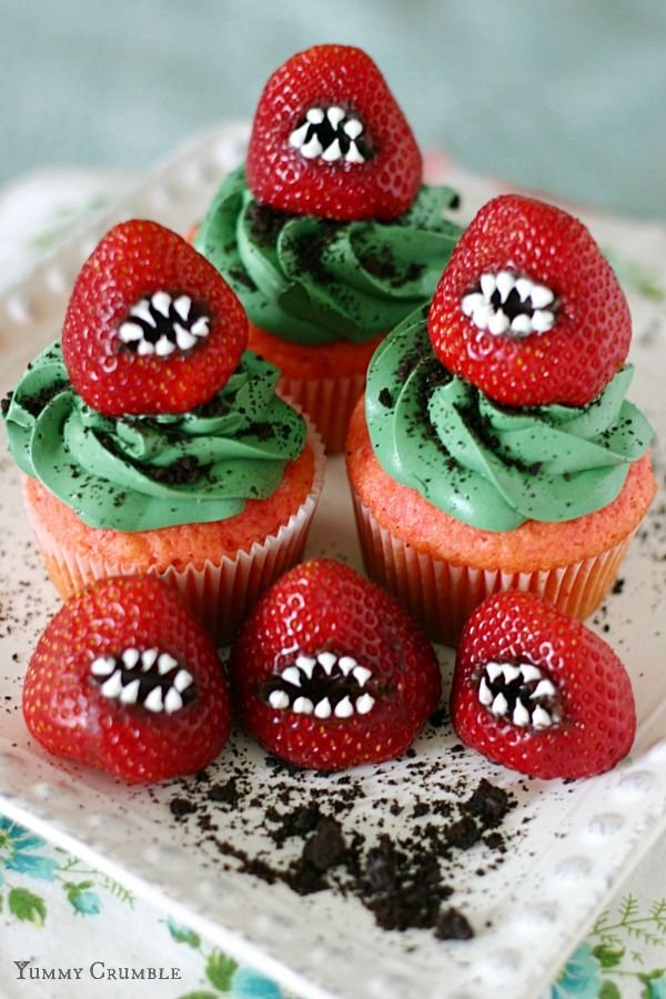 Halloween Cupcakes with Green Frosting and Strawberries | Halloween treats with strawberries, Strawberry halloween cupcakes, Scary cupcakes