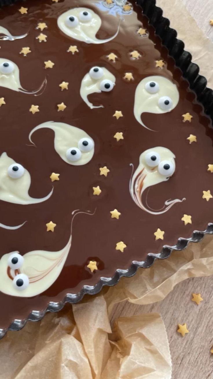 Selbstgemachte Gespenster Schokolade für Halloween | Geisterparty, Geisterkuchen, Halloween schokolade