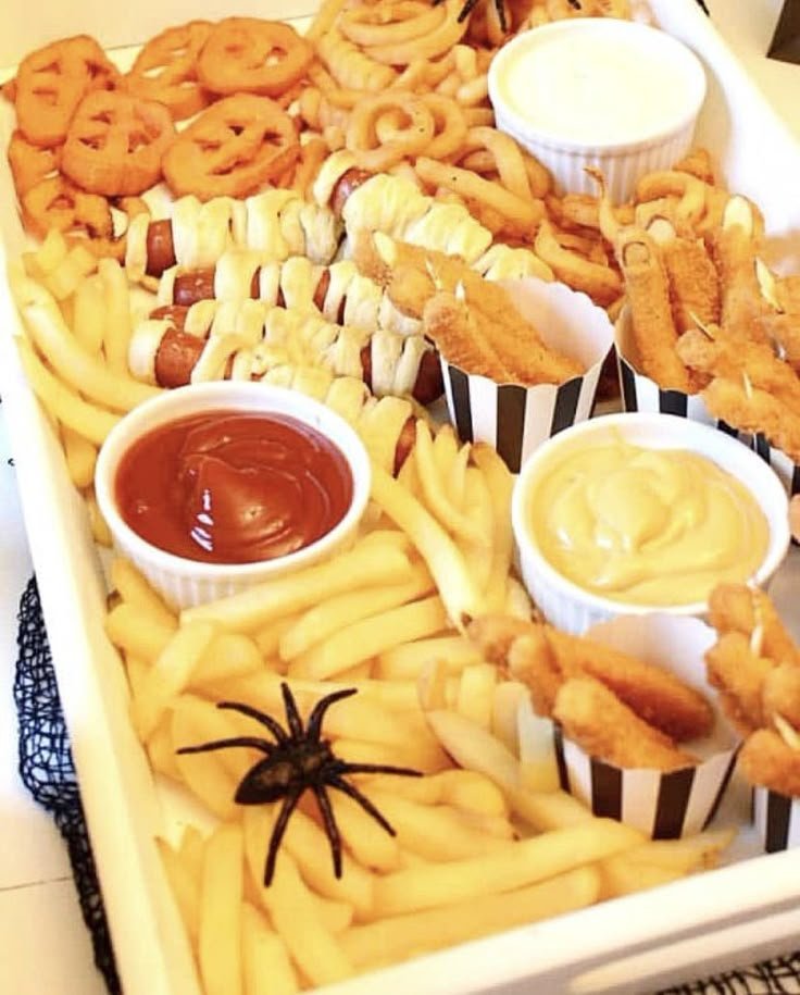 Kid-Friendly Halloween Tablescape: Spooktacular Fun for Everyone! | Halloween food inspiration, Halloween food board, Halloween french fries