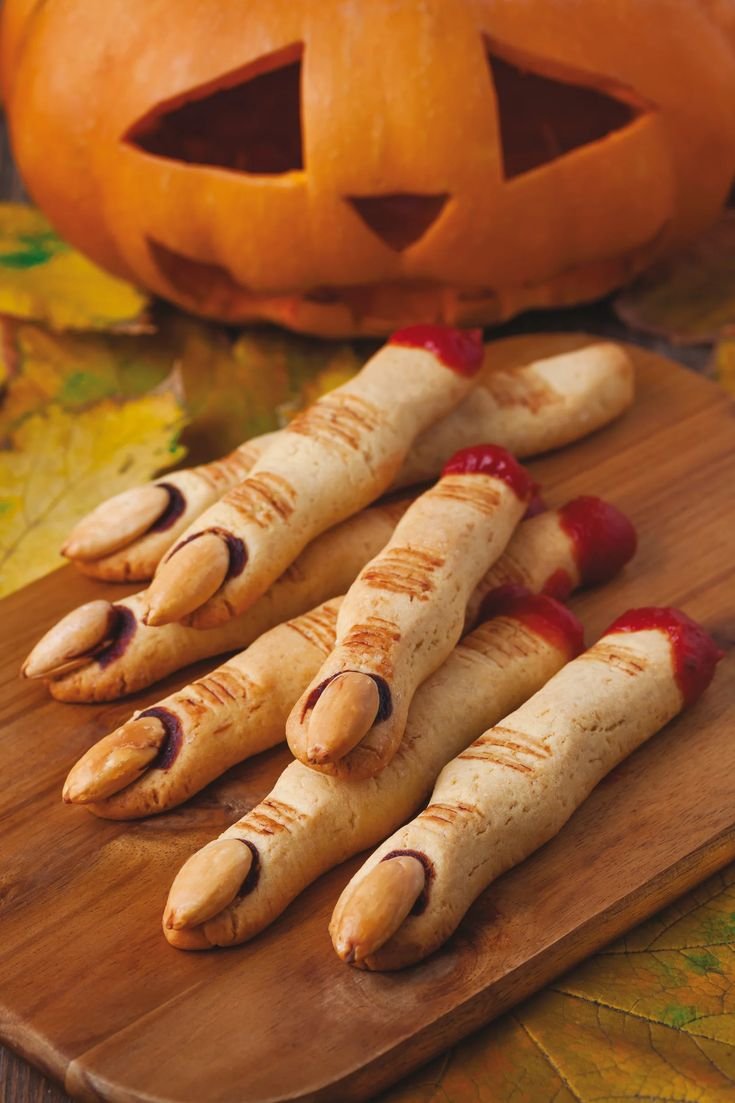 Blutige Hexenfinger-Kekse: Das perfekte Halloween-Rezept | Opskrift | Børnefrokost, Halloween opskrifter, Halloween kager