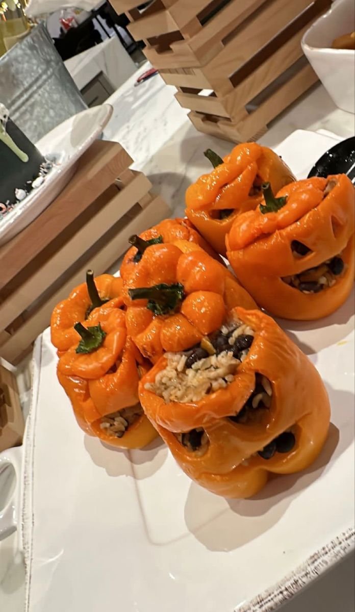 Delicioso platillo de langostinos | Halloween food for party aesthetic, Spooky dinner food, Halloween food ideas for parties