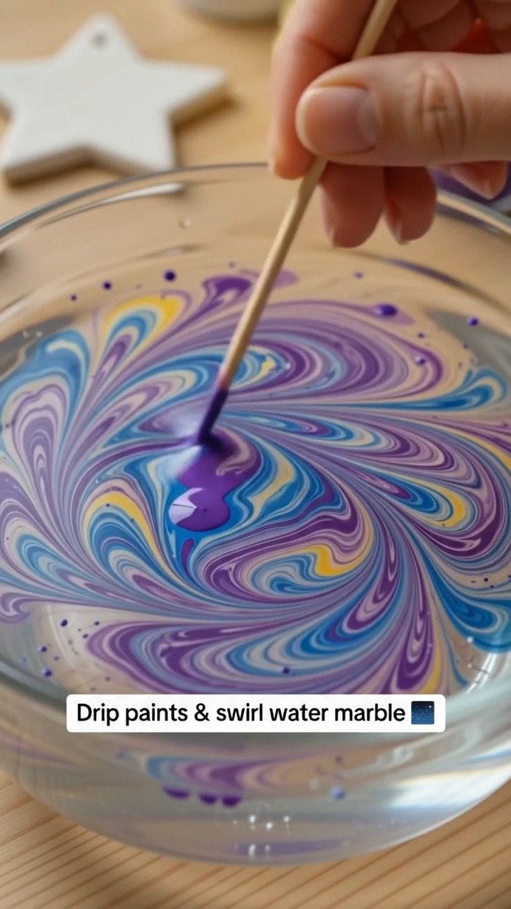 Hydro-Dipping verleiht schlichten Ornamenten ein fließendes marmoriertes Finish mit einzigartigen Farbmuster, die jedes Stück besonders fühlen lassen. Welche Version würdest du machen?