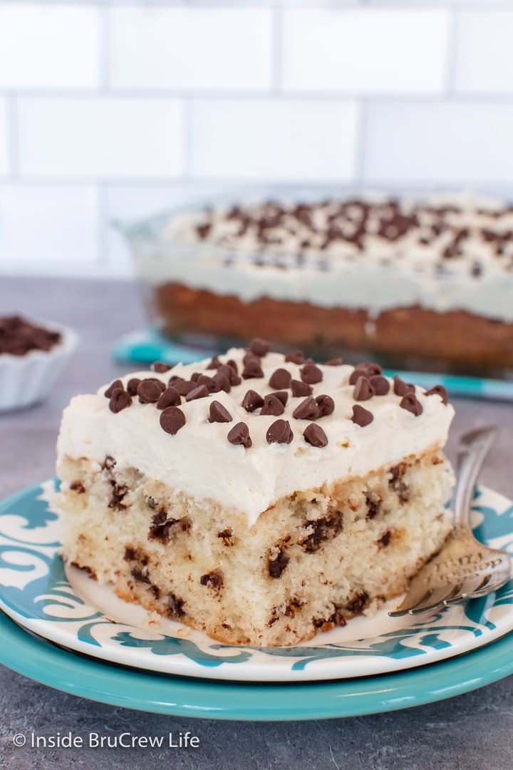 Chocolate Chip Cake! 🤎 Soft and fluffy cake loaded with chocolate chips & topped with vanilla frosting!

💕 Comment CAKE below to have this recipe sent to you!