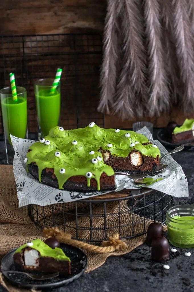Cremige Halloween Schokoladentarte mit Slime Monstern