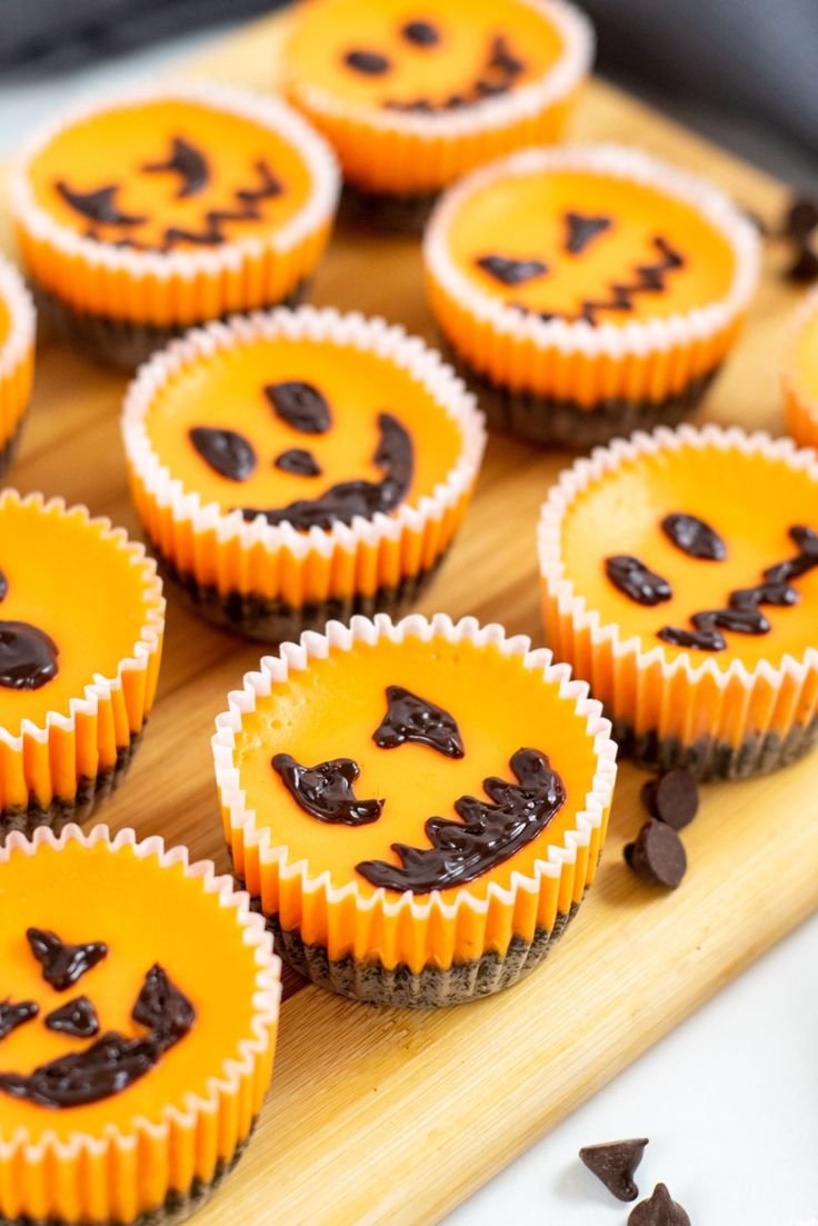 Spooky Mini Cheesecakes | Halloween desserts cheesecake, Halloween cheesecake bites, Halloween mini cheesecake ideas