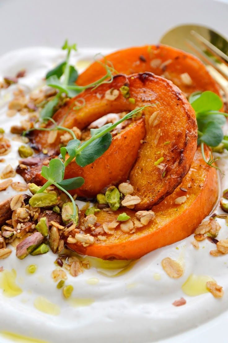 Simple comme du potimarron rôti, yaourt au tahini, granola à la pistache