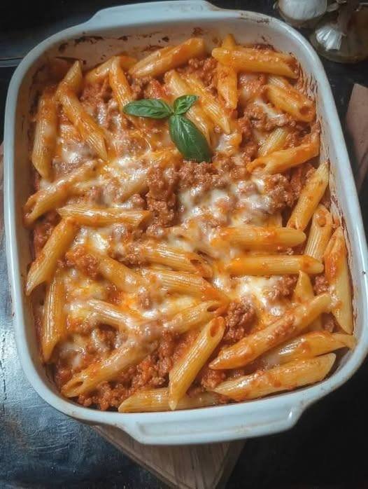 Pennette con salsiccia, besciamella e mozzarella al forno