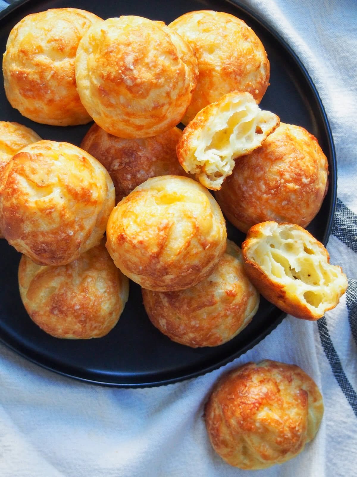 Recette de Gougères - Choux au fromage français classiques | Pâtisserie au fromage français, choux au fromage Gruyère, choux au fromage frits