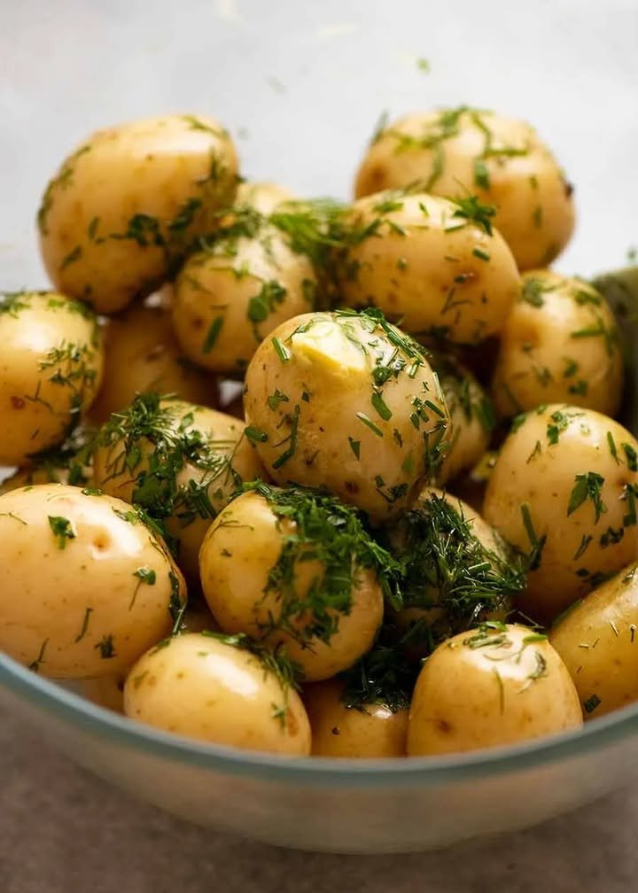 Pommes de terre b&eacute;b&eacute; avec beurre et herbes